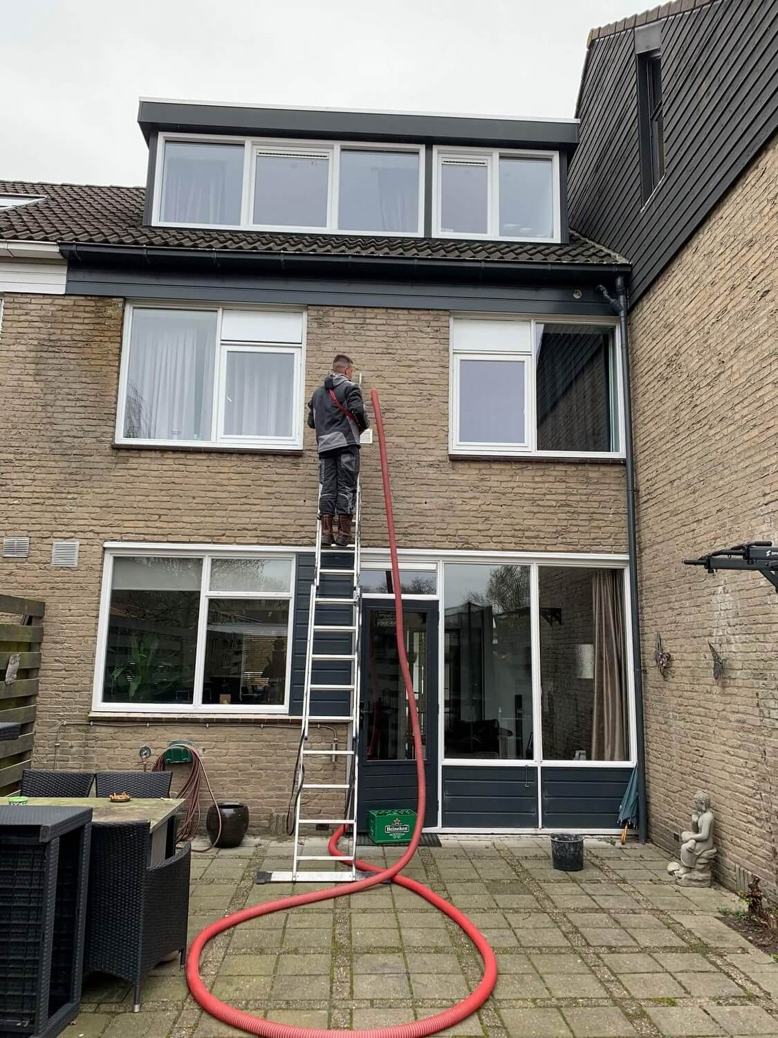 Verhoog de woningwaarde in Zwartewaal met spouwmuurisolatie - Horst Isolatie - photo-2023-04-13-12-50-57